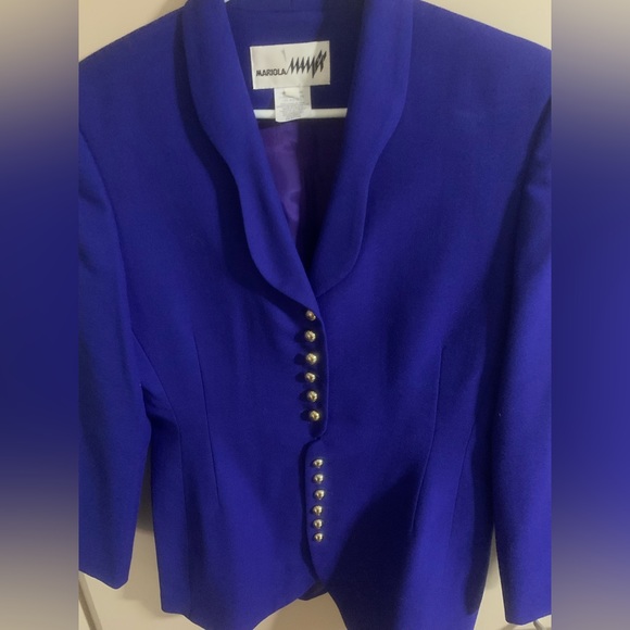 Vintage women's blazer with unique button and collar detail - Picture 4 of 6